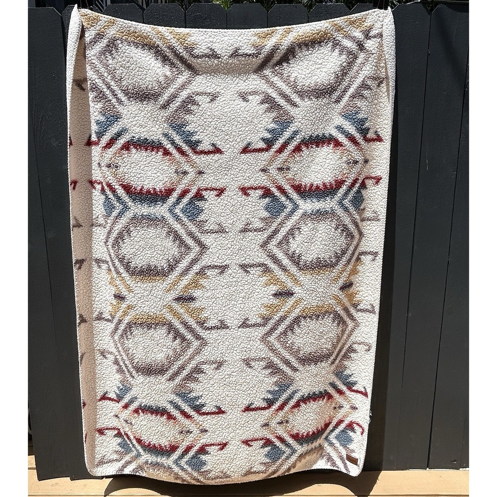 Pendleton White Sands Sherpa Fleece Blanket Throw 66 x 50 In Aztec Southwestern